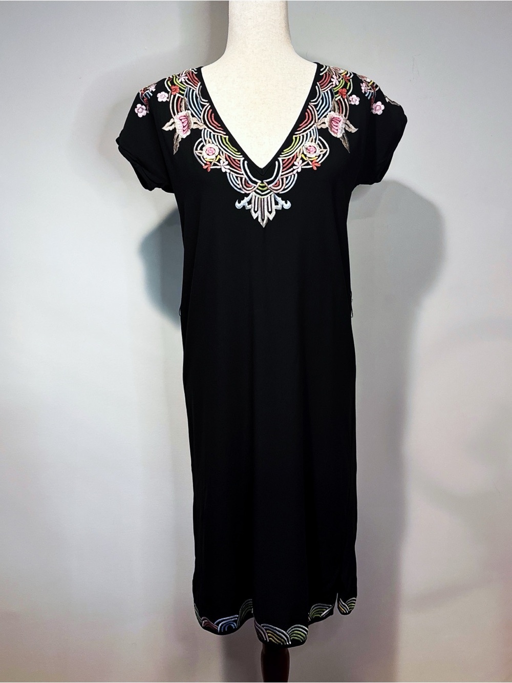 Vilshenko Moscow Black Embroidered Sheath Dress Silk Lined Designer 4 US/8 UK